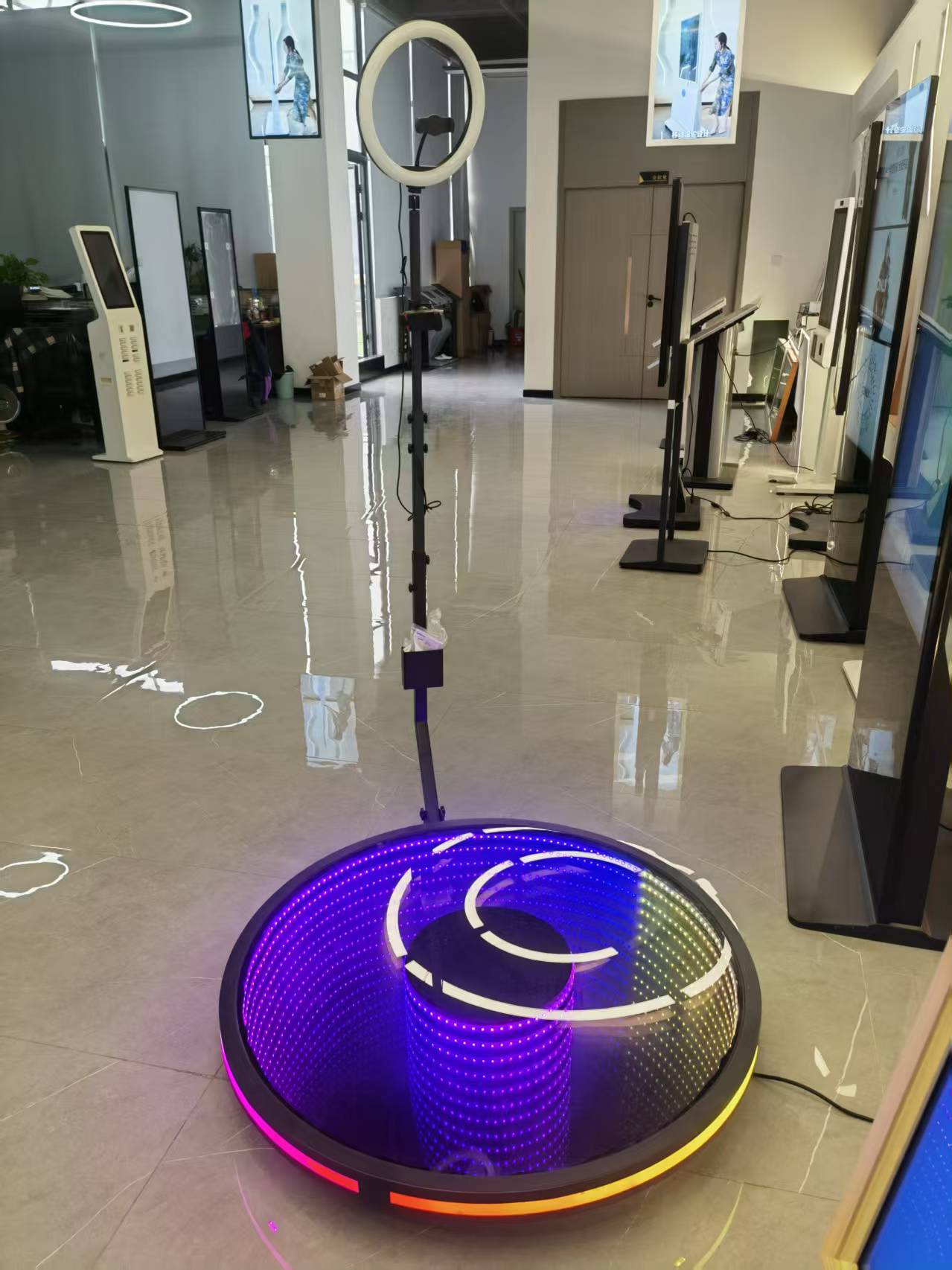 Hogyan javítja a tükör LCD-kijelző a digitális jelzéseket és az interakciót?