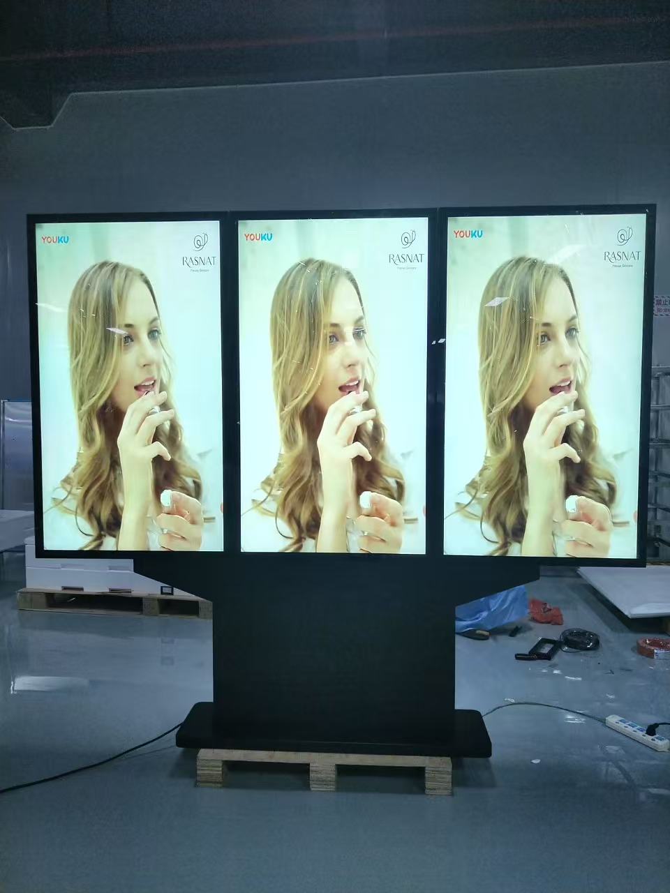 4K 49 55 65 75 hüvelykes hármas képernyő kültéri kereskedelmi hirdetési video lejátszó IP66 Vízálló